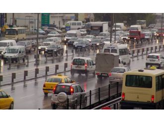 Yağmur İstanbul trafiğini içinden çıkılmaz hale getirdi