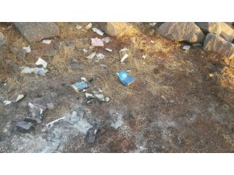 Diyarbakır’da boş arazide yakılmış FETÖ kitapları bulundu