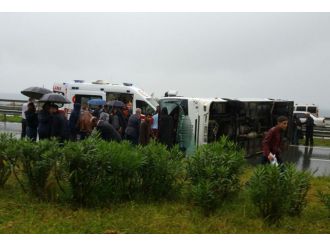 Rize’de yolcu midibüsü devrildi: 27 yaralı