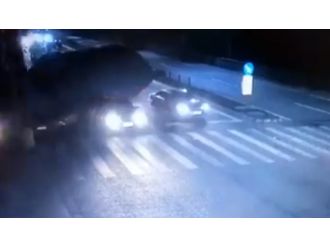 Devrilen kamyon otomobili kağıt gibi ezdi