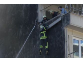İtfaiye eri çatıdan alevlerin içine böyle düştü: İşte o anlar
