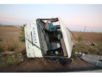 Yolcu midibüsü devrildi: 27 yaralı
