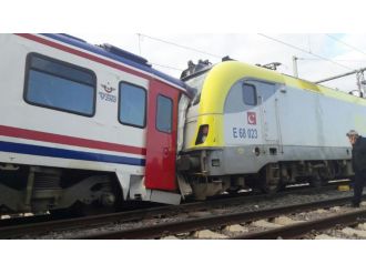 Yolcu treni ile yük treni çarpıştı: 3 yaralı