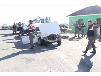 Trafik polislerine otomobil çarptı: 2 yaralı