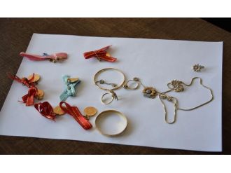 Çöpte bulduğu altınları sahibine teslim etti