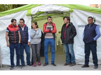 Elinde fotoğrafıyla şehit kardeşinin naaşını bekliyor