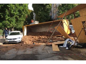 Erenköy’de kamyonun dorsesi devrildi: 1 ölü