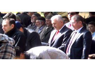 Başbakan cuma namazını bahçede kıldı