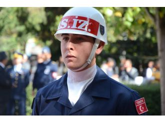 Al bayraklı naaşın başında nöbet tutan askerin gözyaşları