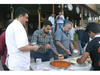 Kızgın lokantacıdan vatandaşlara bedava yemek