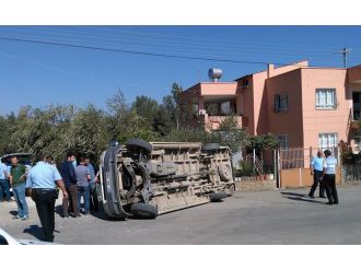 Öğrenci servisi cezaevi minibüsü ile çarpıştı