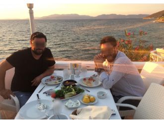 Yan bakma kavgasında polis 4 yerinden bıçaklandı