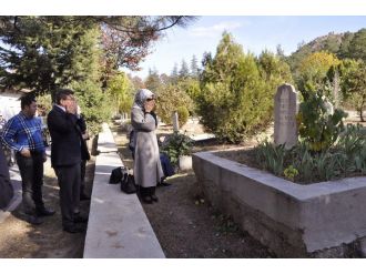 Ahmet Davutoğlu, kayınvalidesinin kabrini ziyaret etti