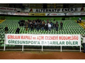 Mahkumlar statta maç izledi