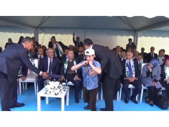 Esat aleyhine slogan attı, Erdoğan’a sarıldı