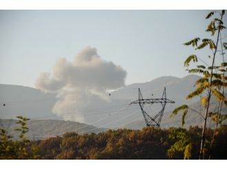 Bomba yüklü araç helikopterle vuruldu
