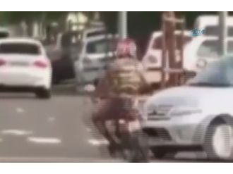 Plakasını kapatırken canından oluyordu