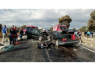 Otomobil ile ticari araç kafa kafaya çarpıştı: 1 ölü, 9 yaralı