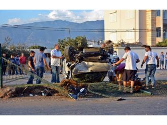 Anne ve 3 çocuk hurdaya dönen araçtan sağ çıktı