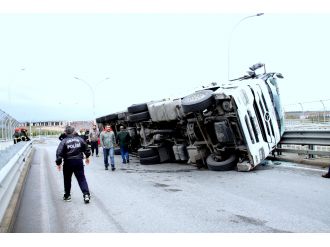 Virajı alamayan TIR yan yattı: 1 yaralı