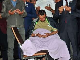 Silah arkadaşını gözyaşlarıyla uğurladı