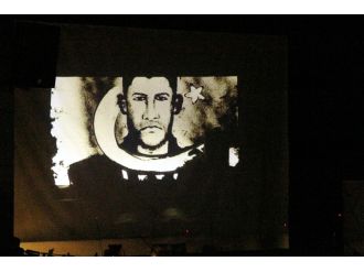 Şehit Ömer Halisdemir’i kuma çizdiler