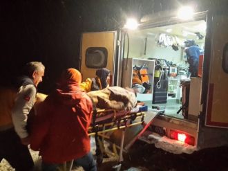 Kardan dolayı mahsur kalan hasta işçiler kurtarıldı