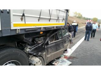 Otomobil TIR’ın altında kaldı: 2 yaralı