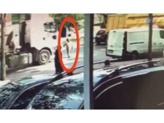 Yaşlı kadın harfiyat kamyonunun altında kaldı