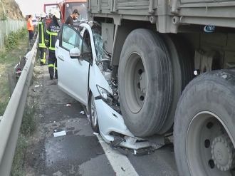 Otomobil kamyonun altına ok gibi saplandı: 1 ölü, 5 yaralı