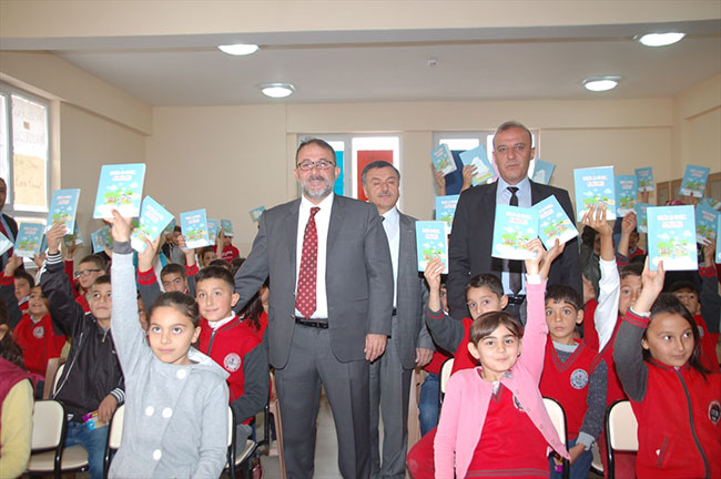 Afşin Belediyesinden öğrencilere kitap dağıtımı