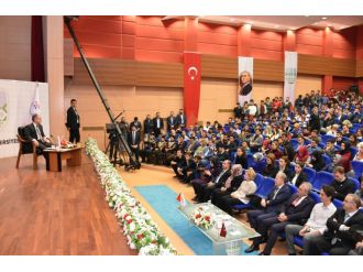 Bakan Kılıç üniversitelilerle buluştu