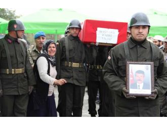 Şehit korucu Kürtçe ağıtlarla uğurlandı