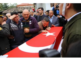 Şehit oğlunu asker selamıyla uğurladı