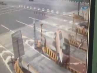 Gişelere kontrolsüz girdi, bariyere çarpıp takla attı