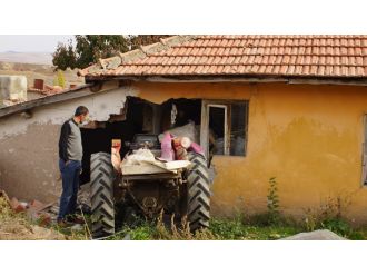 Traktör eve girdi: 1 ölü