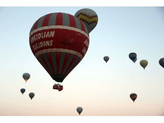 Kapadokya’da balonlar Türk bayrağıyla uçtu