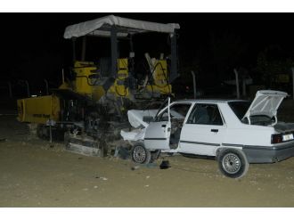 Otomobil, asfaltlama makinesine saplandı: 2 ölü