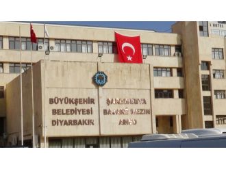 Diyarbakır Büyükşehir Belediyesine Türk bayrağı asıldı