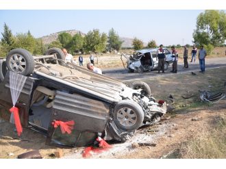 Gelin arabası ile otomobil çarpıştı: 1 ölü, 3 yaralı