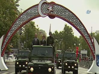 Cumhuriyet Bayramı geçit töreni yeni Meclis’te başladı