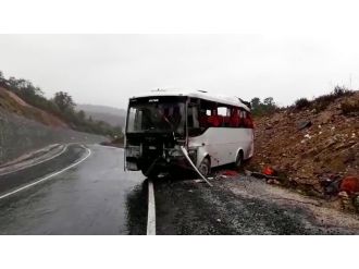 Tur midibüsü takla attı: 21 yaralı