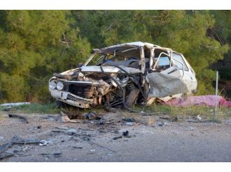 İki otomobil kafa kafaya çarpıştı: 2 ölü, 2 yaralı