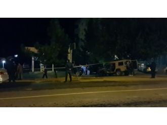 Zırhlı araca roketli saldırı: 2 polis yaralı