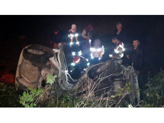 Otomobil direğe çarptı: 2 ölü