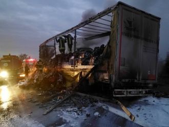 Kimyasal madde taşıyan TIR alev alev yandı
