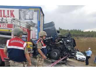 2 TIR ile 1 kamyon birine girdi: 2 ölü, 4 yaralı