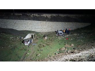 Otomobiller dereye uçtu: 3 ölü, 8 yaralı