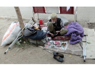 Parkta yaşam mücadelesi veriyor