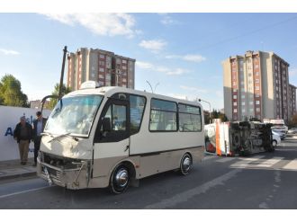Minibüs ambulansa çarptı: 6 yaralı